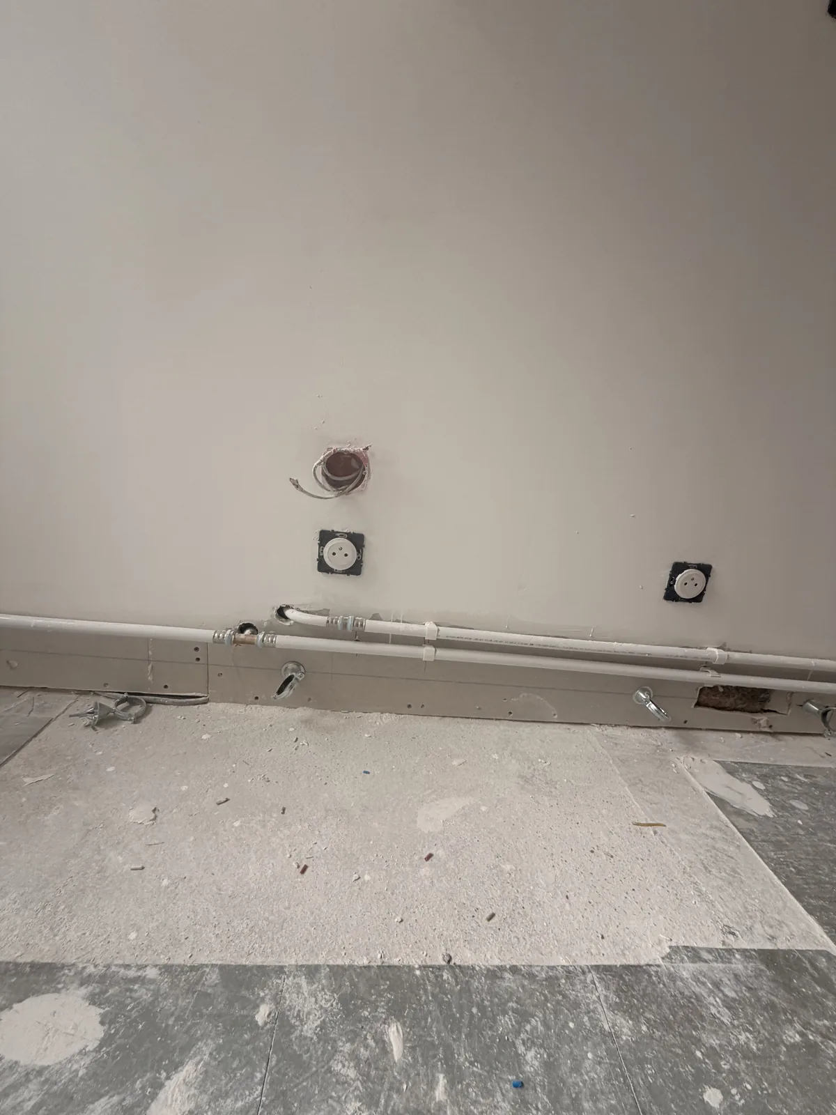 Prises et cheminements électriques en cours de pose