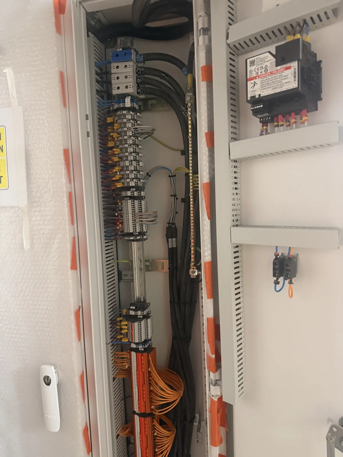 Raccordements repérés dans une armoire électrique