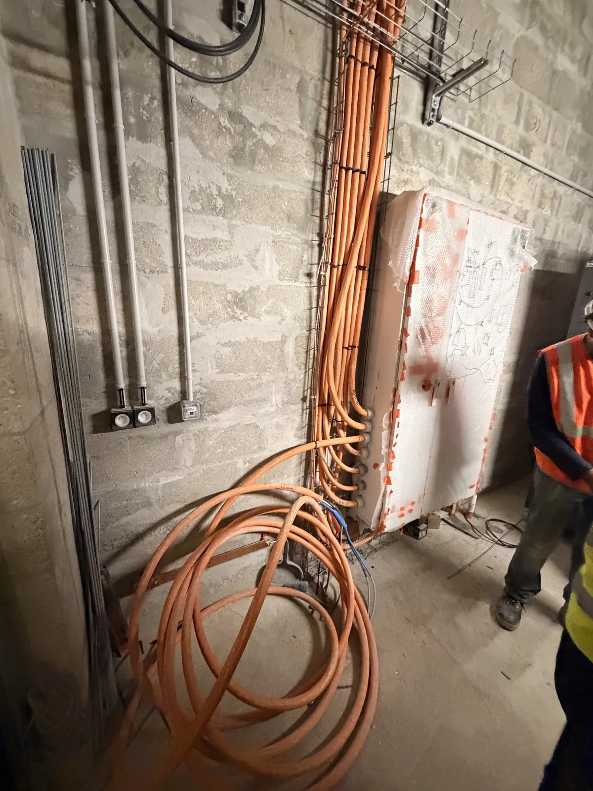 Cheminement de câbles électriques sur support métallique