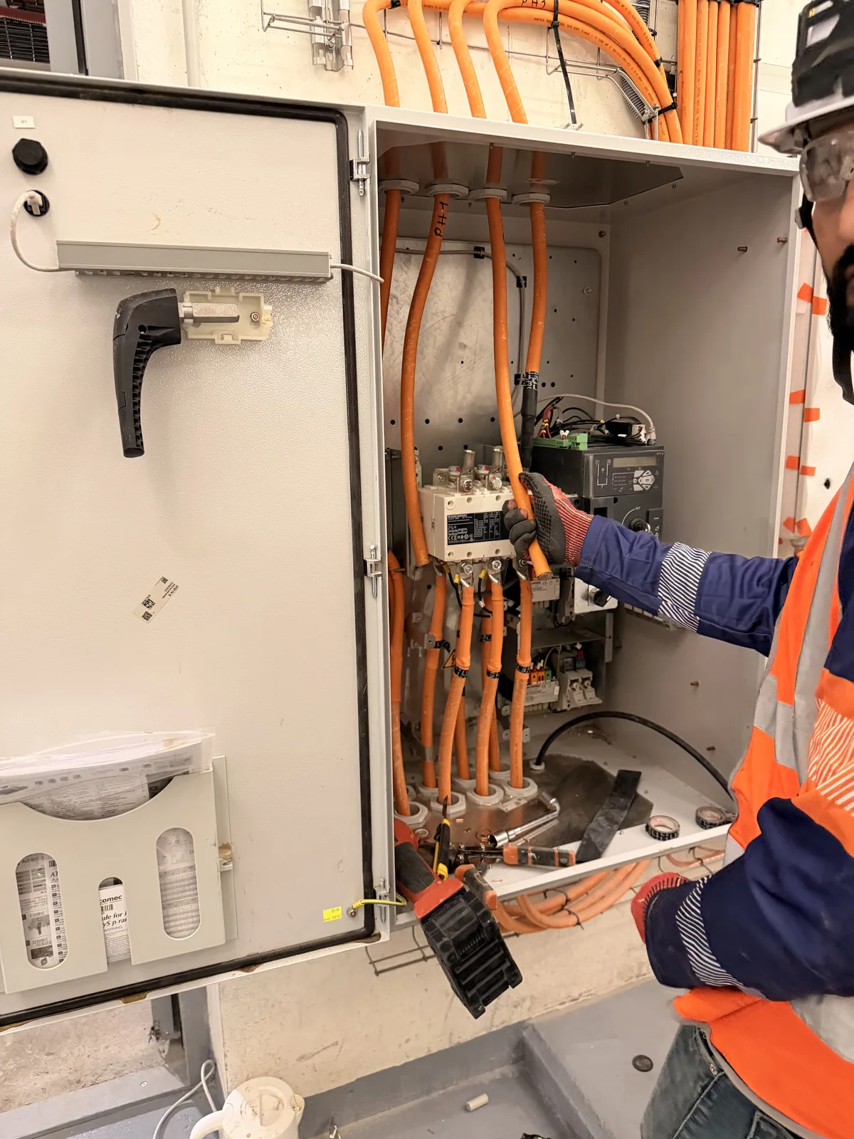 Technicien SJS Énergie intervenant sur une armoire électrique
