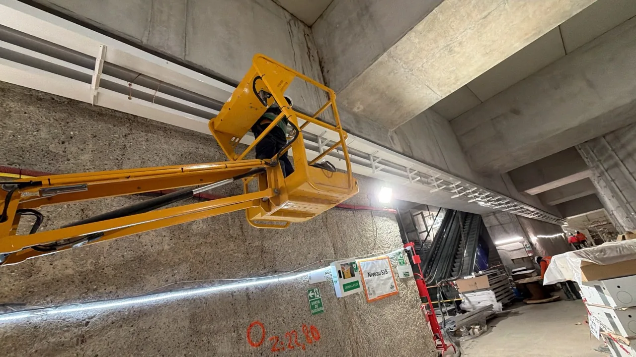 Travaux électriques en hauteur sur le chantier