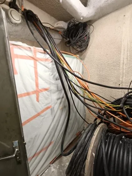 Tirage de câbles de puissance sur le chantier de la Tour Albert